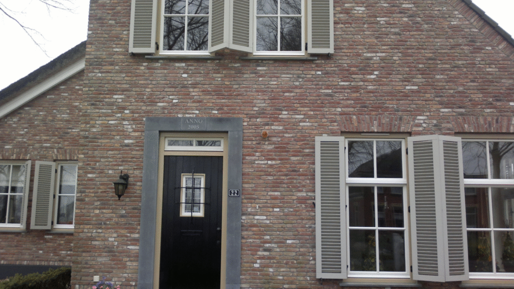 PNA Schilders – Afgerond buitenschilderwerk aan woning in Winschoten Afgerond buitenschilderwerk door PNA Schilders aan woning met houten kozijnen in Winschoten