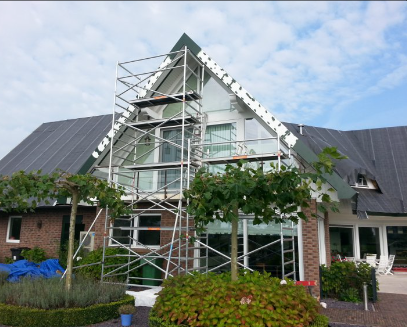 PNA Schilders – Buitenschilderwerk aan woning in Winschoten en omgeving PNA Schilders voert buitenschilderwerk uit aan een woning met steiger in Winschoten