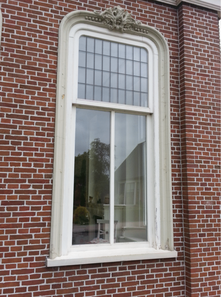 PNA Schilders – Houtrotreparatie en schilderwerk aan kozijn in Winschoten Detail van houten kozijn met schilderwerk en houtrotreparatie door PNA Schilders in Winschoten