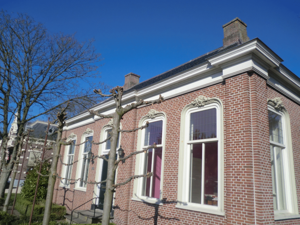 PNA Schilders – Schilderwerk aan klassiek pand in Winschoten en omgeving Schilderwerk aan monumentaal pand uitgevoerd door PNA Schilders in Winschoten