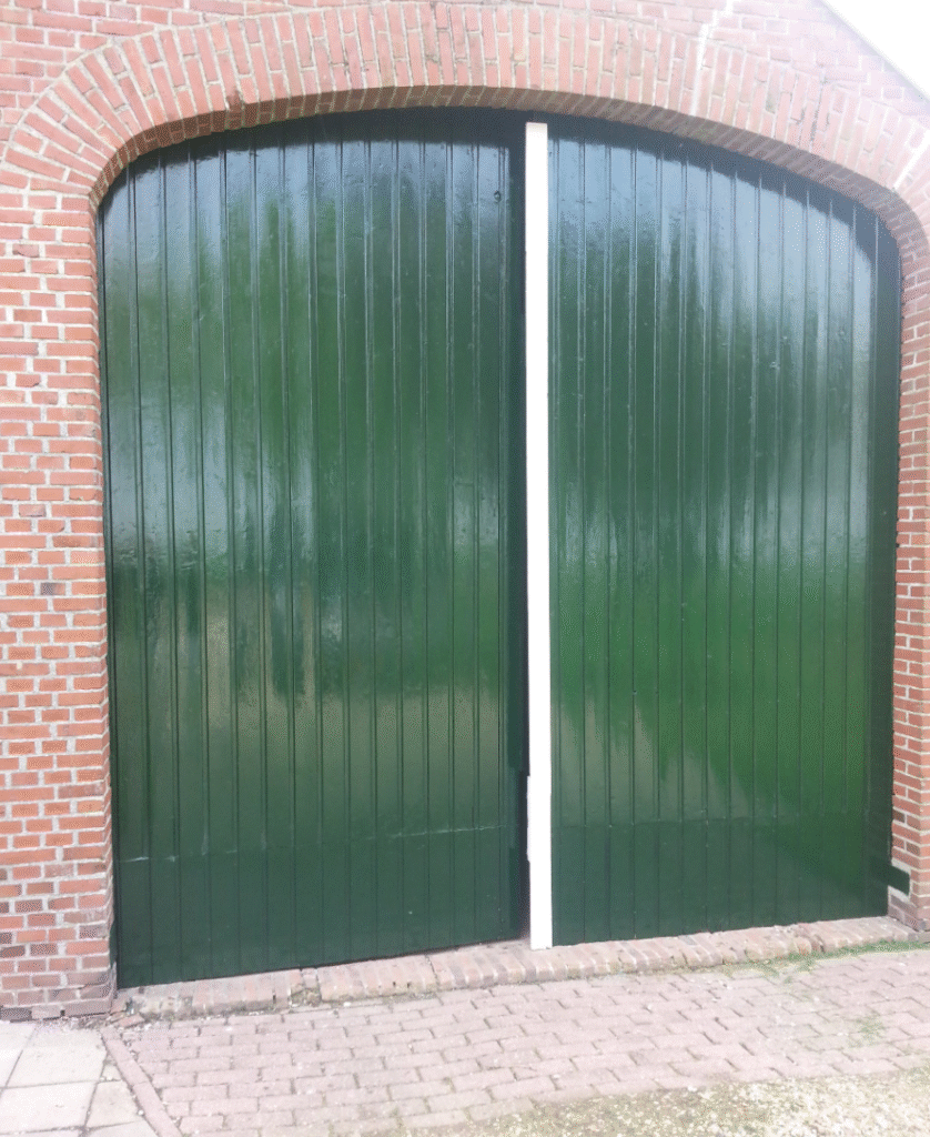 PNA Schilders – Schilderwerk houten deuren in Winschoten Afgewerkte houten deuren met hoogglans schilderwerk door PNA Schilders in Winschoten