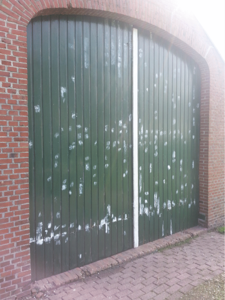 PNA Schilders – Voor schilderwerk houten deuren Winschoten Houten deuren vóór het schilderwerk, voorbereid door PNA Schilders in Winschoten